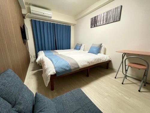 Standard Twin Room image 8