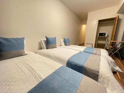 Economy Triple Room image 5