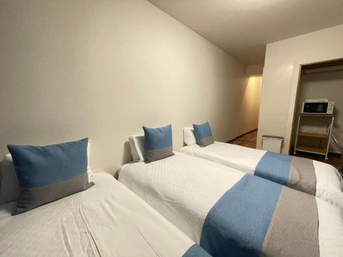 Economy Triple Room image 8