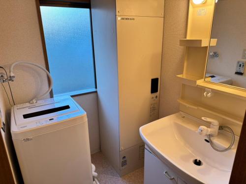 Economy Triple Room image 3
