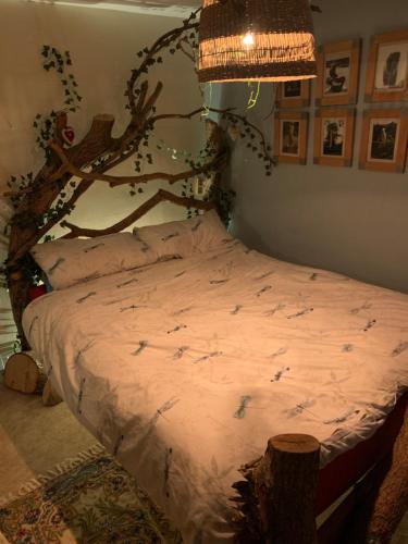 Unique Willow Tree Bed in Quirky Home Stay Cottage, Near Holmfirth