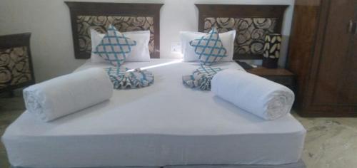 Deluxe Double or Twin Room image 7