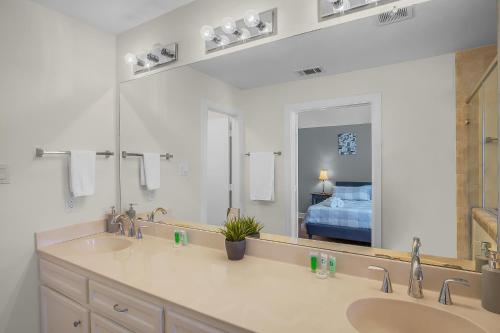 NEW BUILD - King Bed 3 BR/3 BA by Downtown in Houston, USA