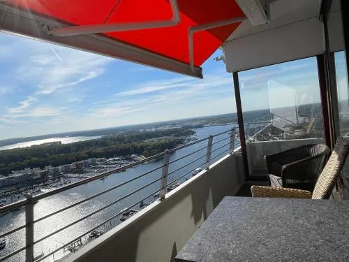 Traveblick Ecksuite Queen-Mary Travemünde 30 Etage mit Meerblick am Strand gelegen in Travemünde, Deutschland