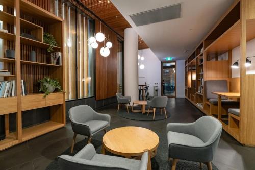 2 BD Luxury apartment at heart of Docklands with 85" flat TV & Free Carpark