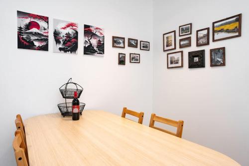 2 BD Luxury apartment at heart of Docklands with 85" flat TV & Free Carpark