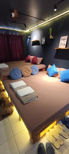 EL MEIR STAYCATION SMART CINEMA CABIN BESIDE ENCHANTED KiNGDOM in ลากูน่า