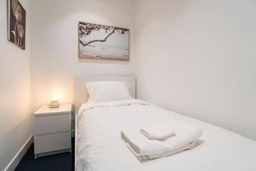 2 BD Luxury apartment at heart of Docklands with 85" flat TV & Free Carpark