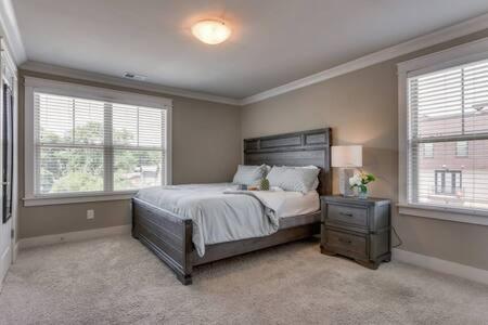 The Wade - All King Beds at Belmont, Walk To It All! in Nashville, USA