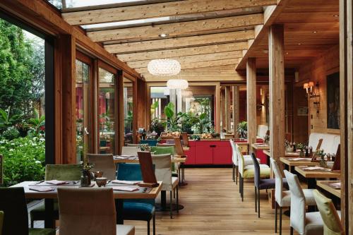 Food and beverages, Small Luxury Hotel of the World - DasPosthotel in Zell am Ziller