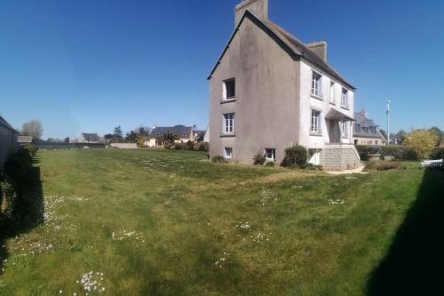 Grande maison dans un village côtier du Finistère