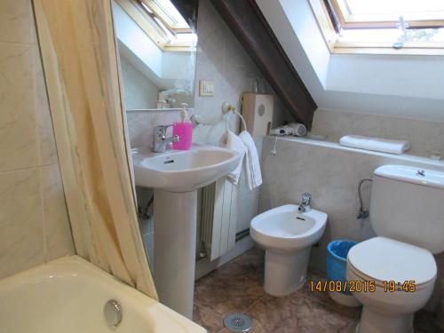 Single Room with Private Bathroom and Parking Included image 7