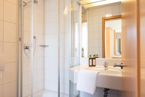 淋浴間, "NEU" Apartments-Hotel Huberhof Allershausen in 阿勒斯豪森