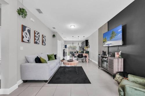 Uniquely Chic home near Disney! in Kissimmee, USA