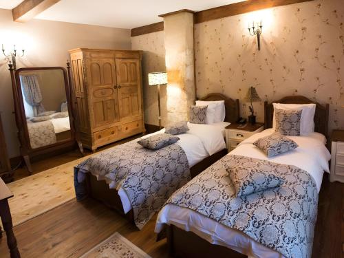 2 twin beds