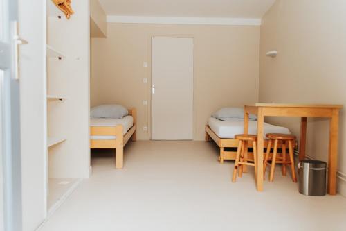 2 twin beds