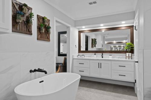 Fürdőszoba, Cowtown Casa: A Place to Hang Your Hat in Benbrook (TX)