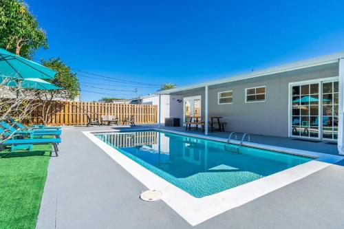 Holiday Home 4 Bedrooms with Private Pool near HardRock Casino in Hollywood, USA