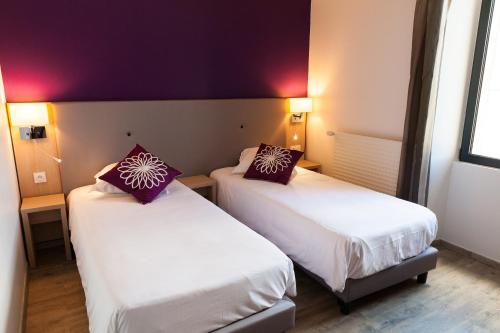 2 twin beds