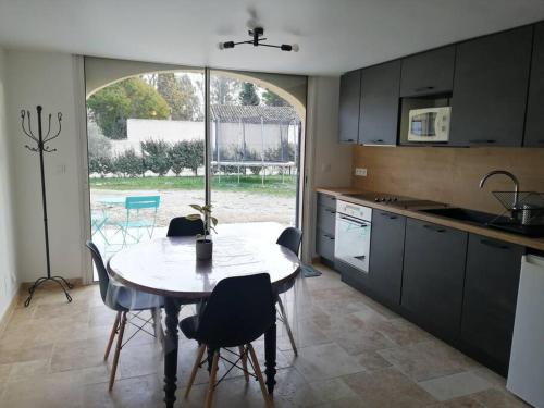 مطبخ, Joli studio calme et moderne in Pertuis Town Center