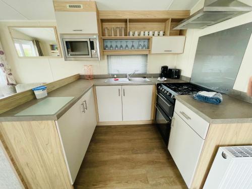 Water Sky Getaways 3-bedroom caravans at Durdle Door