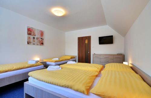 1 queen bed, 2 twin beds