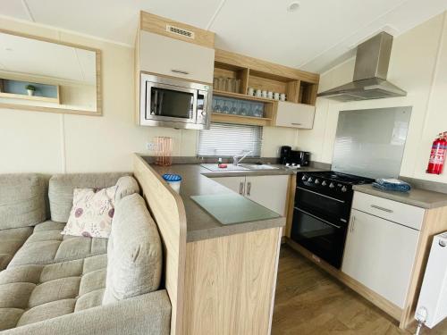 Water Sky Getaways 3-bedroom caravans at Durdle Door