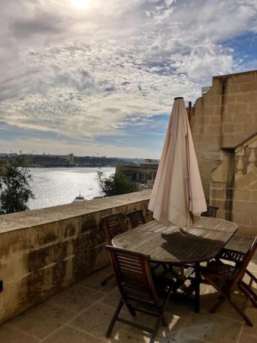 Penthouse w/ unique harbour view, La Valletta (foto 11)