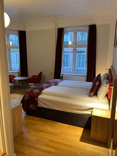 3 twin beds