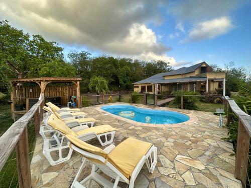 Maison de 3 chambres a Deshaies a 850 m de la plage avec vue sur la mer piscine partagee et jardin clos - Location saisonnière - Deshaies