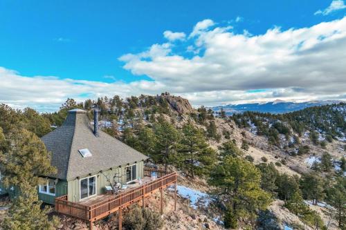 Breathtaking views from a clifftop cabin retreat!