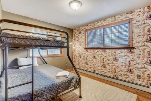 Chic chalet w/ hot tub, ping-pong, arcade bball in Cascade-Chipita Park, USA