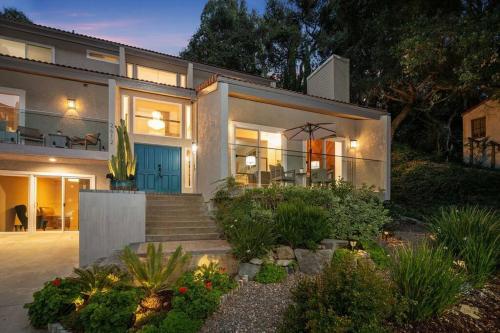 Asian Oasis Stunning Canyon Views - Luxury Home in Glendale, USA