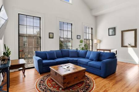 Timeless Elegance Historic NOLA Haven 2BD - Warehouse District, LA