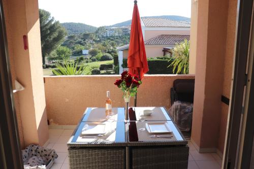Balcony/terrace, T2 climatise wifi piscines parking in Saint-Raphael