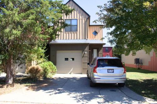 Athens city townhouse, 2 King masters, 2.5 baths