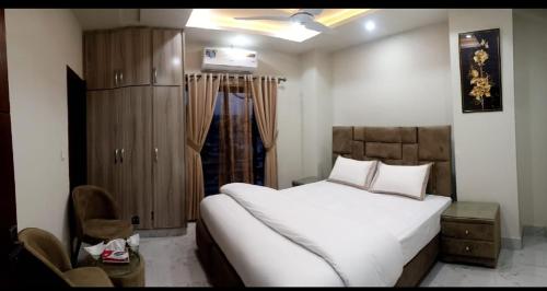 Chic 1-Bed Retreat Your Ideal Urban Escape Awaits Discover Comfort & Convenience in the Heart of Bah in ราฟีบล็อก