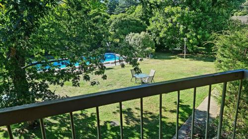 花園, 伯公山汽車旅館 (Bogong View Motor Inn) in 明亮