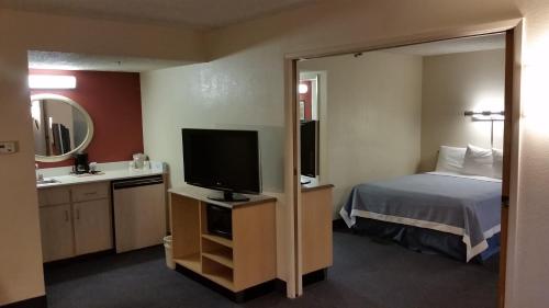 Days Inn by Wyndham Buena Park - image 40
