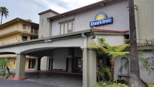 Entrance, Days Inn by Wyndham Buena Park in Buena Park