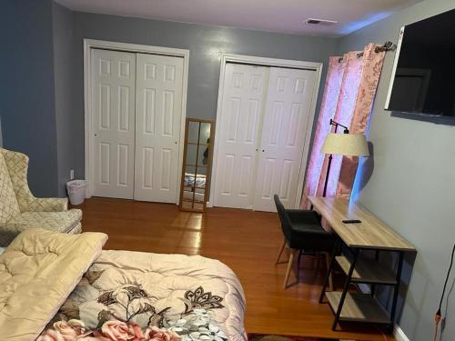 Guest House Master's Bedroom with Private Bathroom, 6 mins to Newark Liberty International Airport Penn Station Prudential New York It is central close to major places - Apartment - Newark