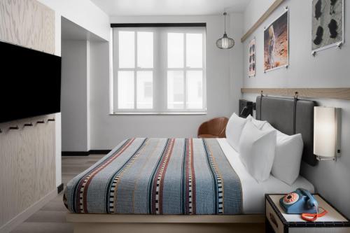 Standard King Room image 4