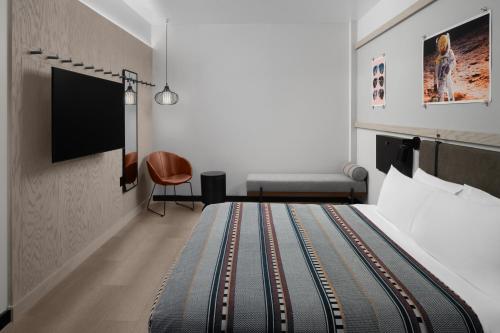 Moxy Houston Downtown - image 2