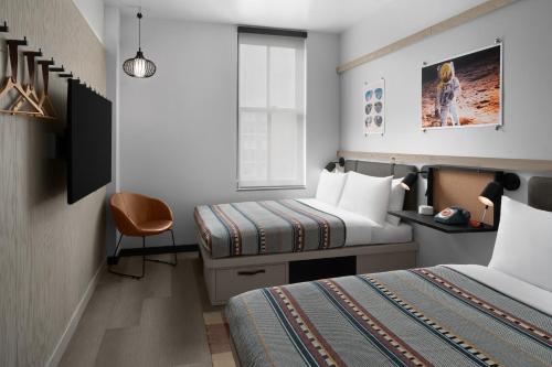 Standard Queen Room with Two Queen Beds image 4