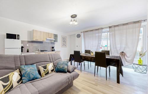 Cozy Home In St-Etienne-En-Cogles With Wifi gîte à louer Montours