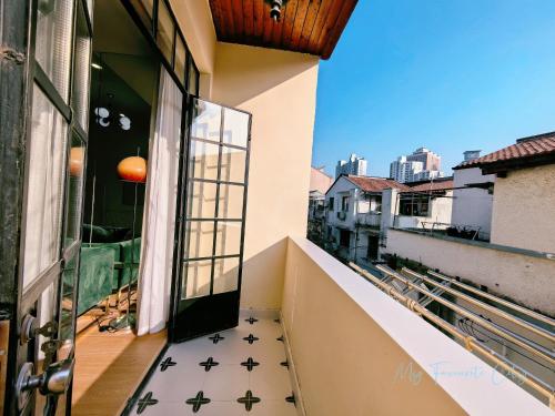 Shanghai Hills & Zinn Sunshine BnB with Balcony Near Metro Line1 Changshu rd, Shanghai (foto 6)