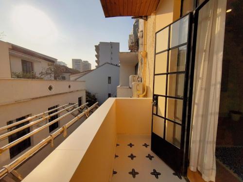 Shanghai Hills & Zinn Sunshine BnB with Balcony Near Metro Line1 Changshu rd, Shanghai (foto 9)