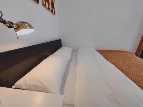 Shanghai Hills & Zinn Sunshine BnB with Balcony Near Metro Line1 Changshu rd - image 2