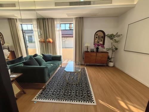 Shanghai Hills & Zinn Sunshine BnB with Balcony Near Metro Line1 Changshu rd, Shanghai (foto 11)