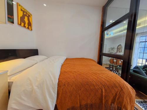 Shanghai Hills & Zinn Sunshine BnB with Balcony Near Metro Line1 Changshu rd, Shanghai